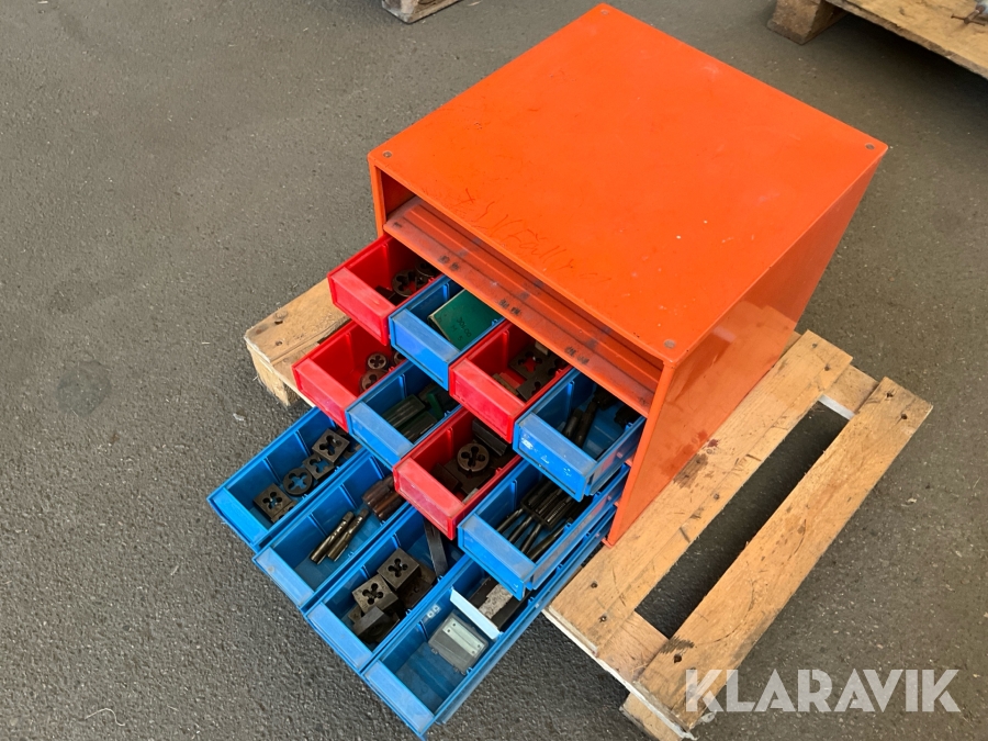 Verktygsskåp med gängningsverktyg