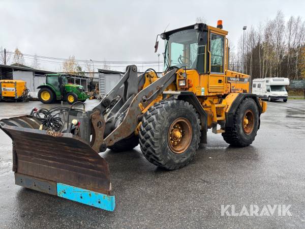 Hjullastare Volvo BM L70C med skopa & Vikplog