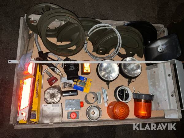 Pall med diverse tillbehör för tunga fordon