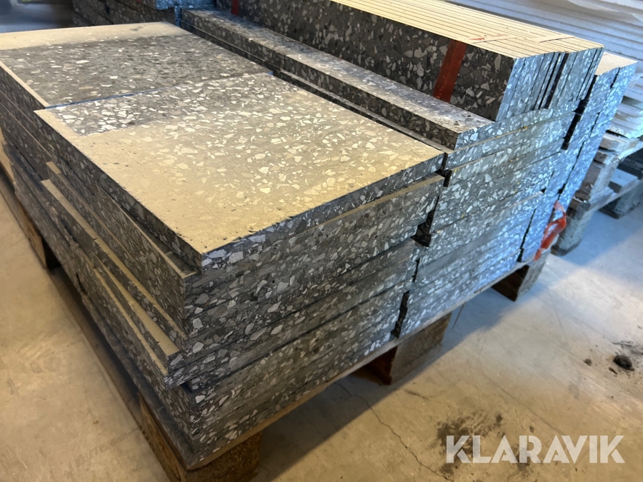 Mörka Terrazzo plattor med tillhörande sockel