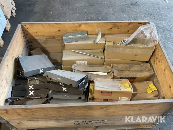 Blandad pall med vinkelbeslag och bultar