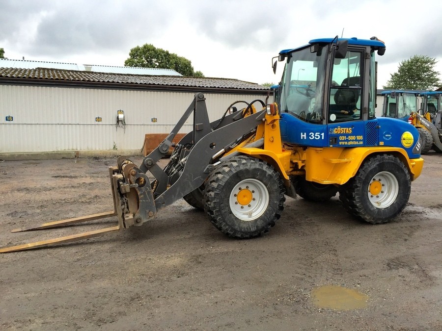 Hjullastare med skopa gafflar vikplog