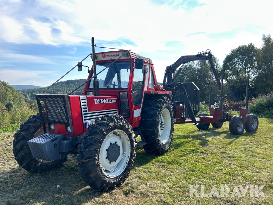 Traktor Fiat 680 med skogsvagn