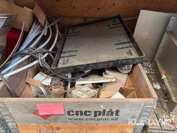 Parti med diverse elskåp/el tillbehör