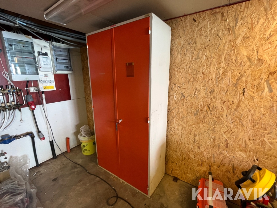 Verkstadsskåp   3 st i plåt