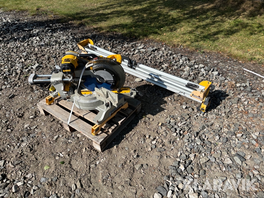 Kap- och geringsåg Dewalt DWS780 med DE7023 XJ bord