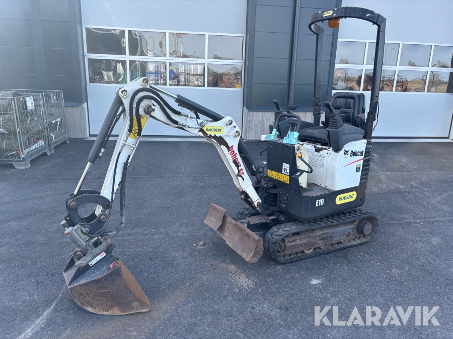 Grävmaskin Bobcat E10 med tiltfäste och skopor
