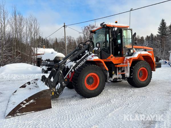 Hjullastare Doosan DL250 TC med skopa och gafflar