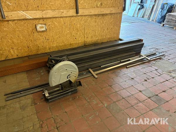 Metallkap med material