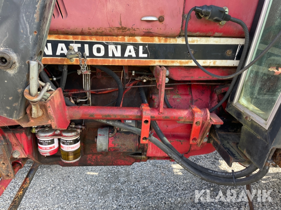 Traktor International 844