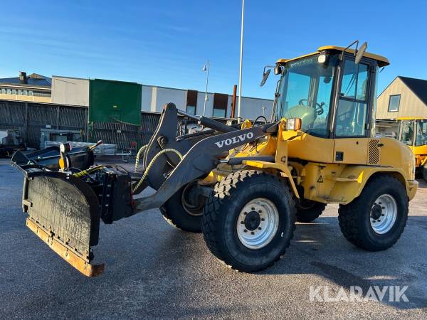 Hjullastare Volvo L30B PRO med vikplog, spridare, skopa& gafflar