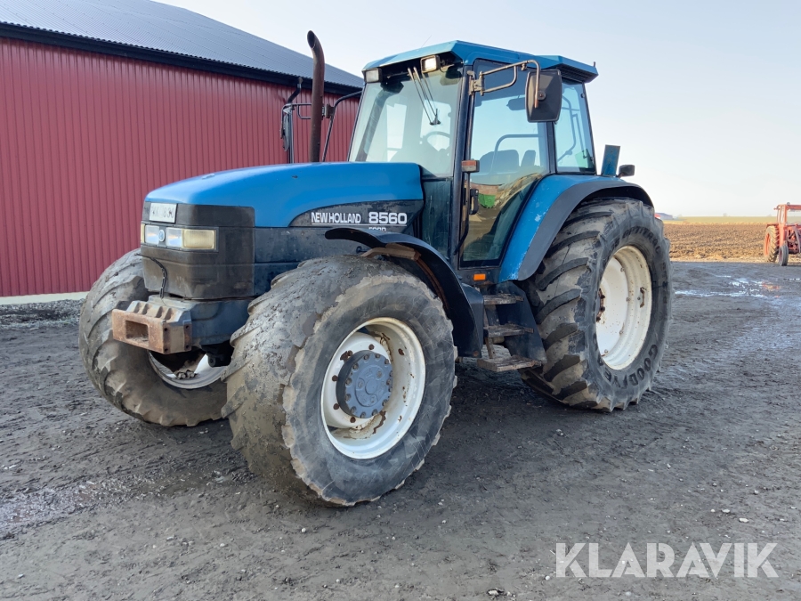 Traktor New Holland 8560