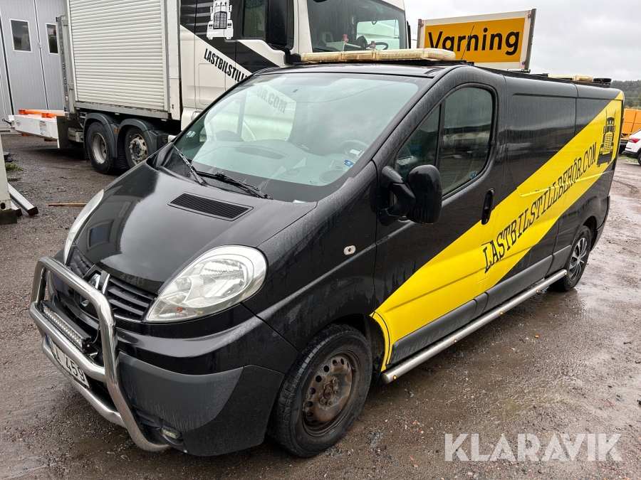 Skåpbil Renault Trafic med varningsskylt