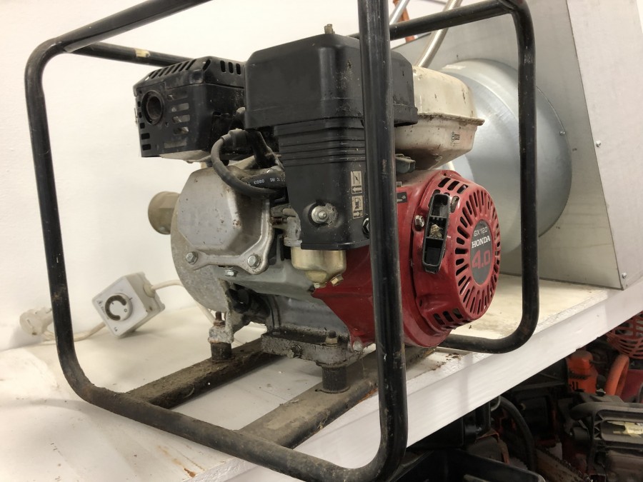 Bensindriven vattenpump