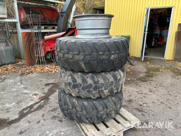 Entreprenaddäck 405/70R20 på fälg Dunlop  3st