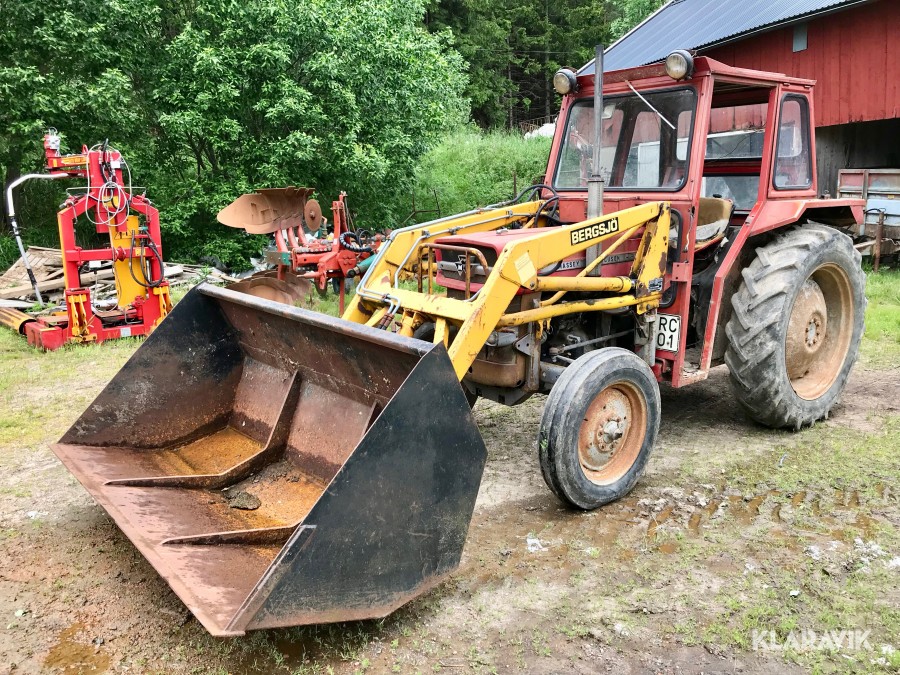 Traktor Massey Ferguson 135 med lastare