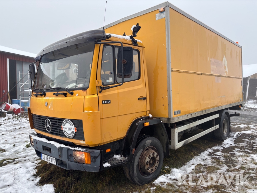Lastbil Mercedes-Benz 1117 med bakgavellyft