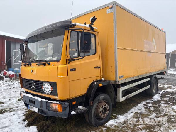 Lastbil Mercedes-Benz 1117 med bakgavellyft