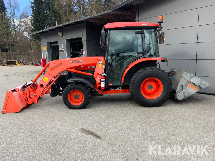 Traktor Kubota L4240 med lastare + vikplog, skopa, sandspridare