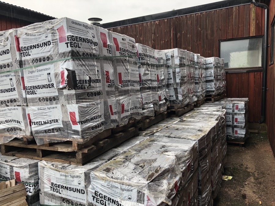 Större parti av mörkt tegel (50st pallar)