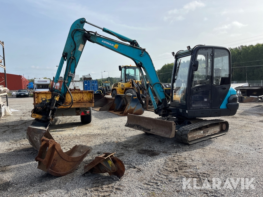 Grävmaskin Airman AX35-3 med tiltrotator och redskap
