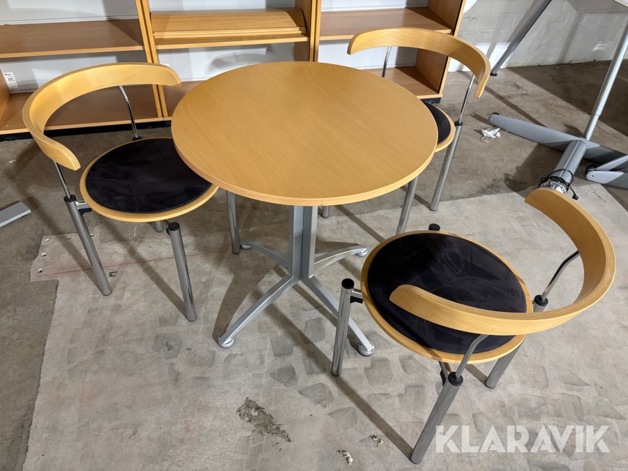 Kontorsmöbler Kinnarps bord och stapelbara stolar