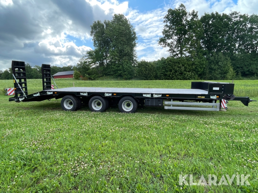Maskintrailer Dinapolis LL27 3 axlar, medstyrning, hydrauliska ramper