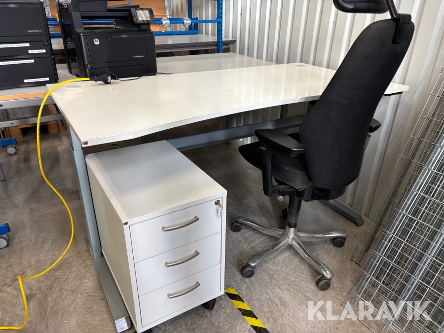 Höj / Sänkbart skrivbord AJ produkter / Kinnarps med stol och hurts