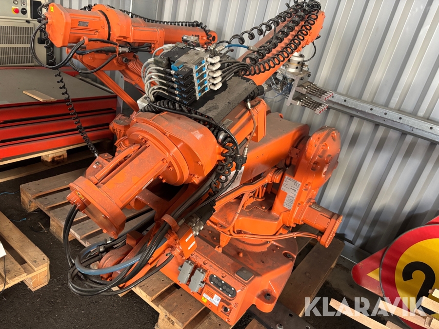 Robot ABB IRB 2400 med styrenhet