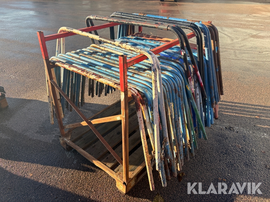 Häck med gipsbockar