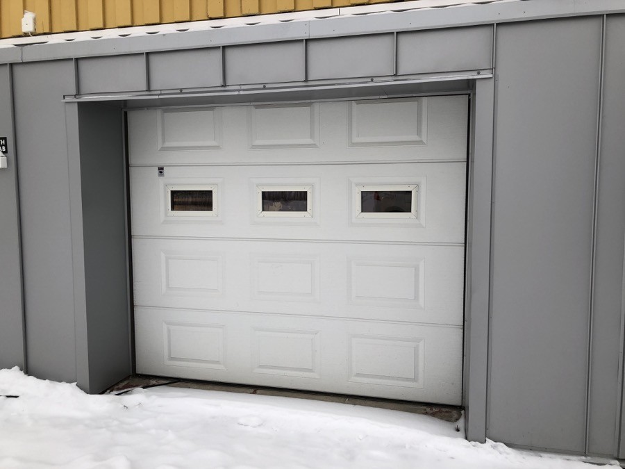 Motordriven garageport för varmgarage