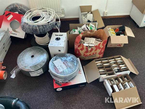 Elmaterial stort parti med bland annat kabel, vägguttag och lampknappar mm.