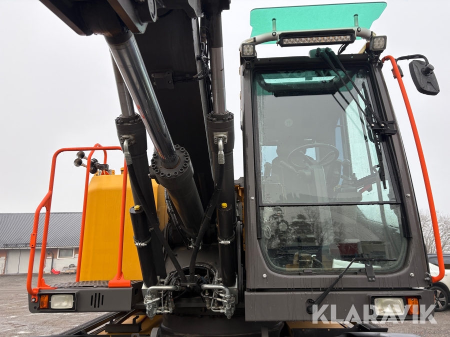 Grävmaskin Volvo EWR170E med grävsystem och många redskap