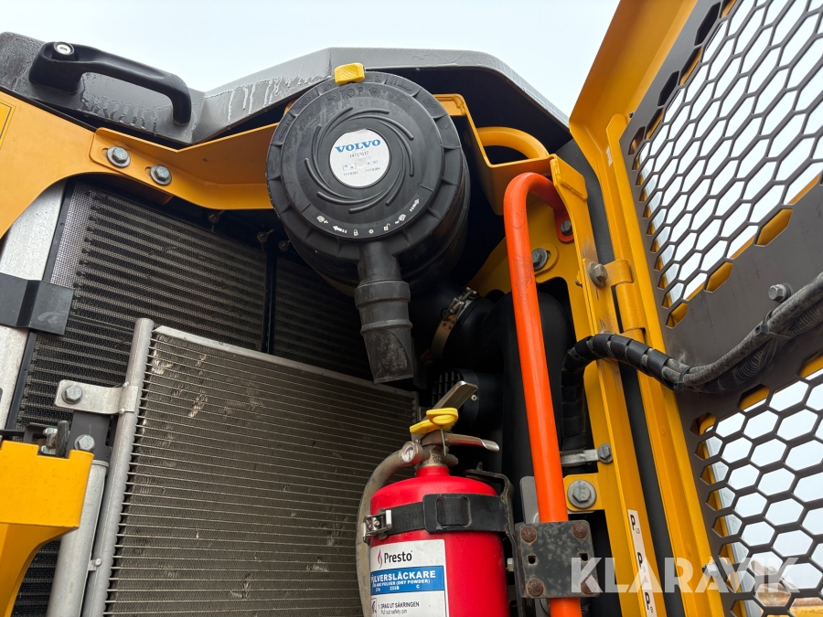 Grävmaskin Volvo EWR170E med grävsystem och många redskap