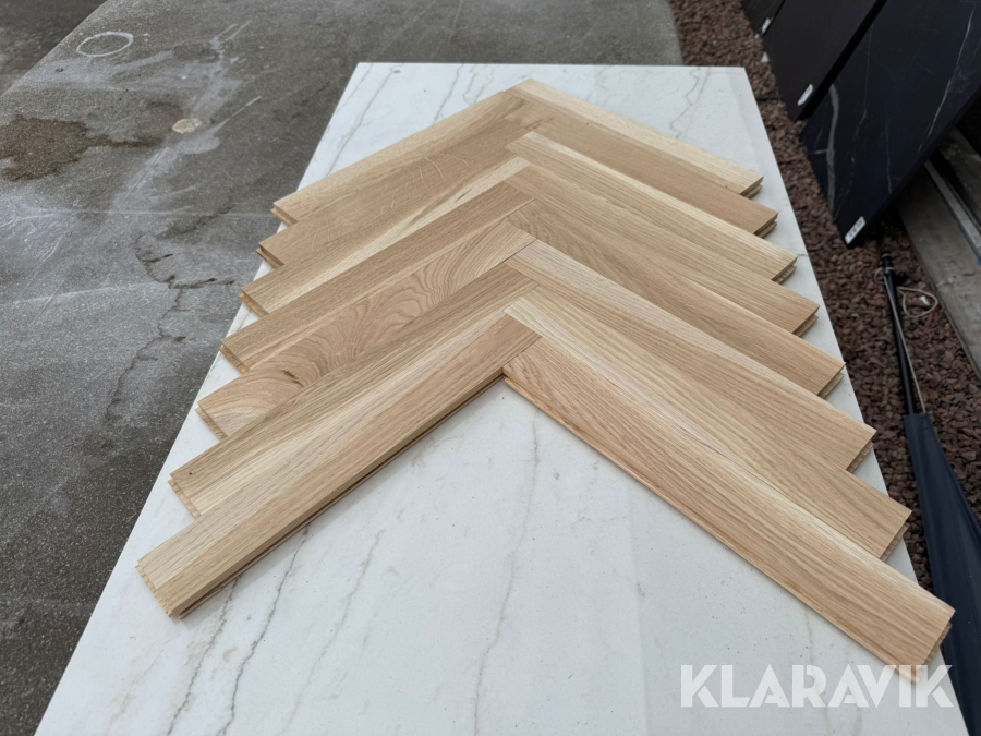 Massiv fiskbensparkett 220 kvm