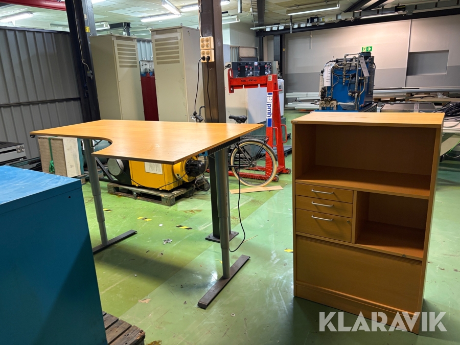 Höj & sänkbart skrivbord & hylla