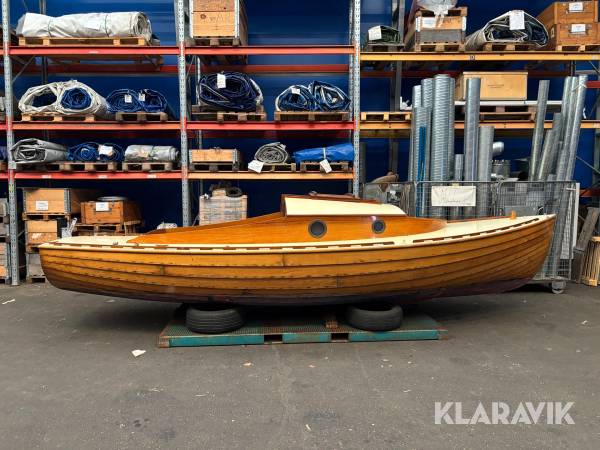 Segelbåt i trä med centerbord