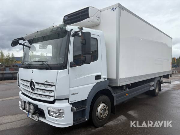 Lastbil Mercedes-Benz Atego 1524 med skåp och kylaggregat Bluetec 6