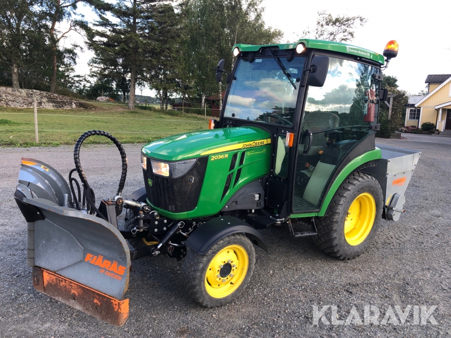 Traktor John Deere 2036R inkl plog & spridare