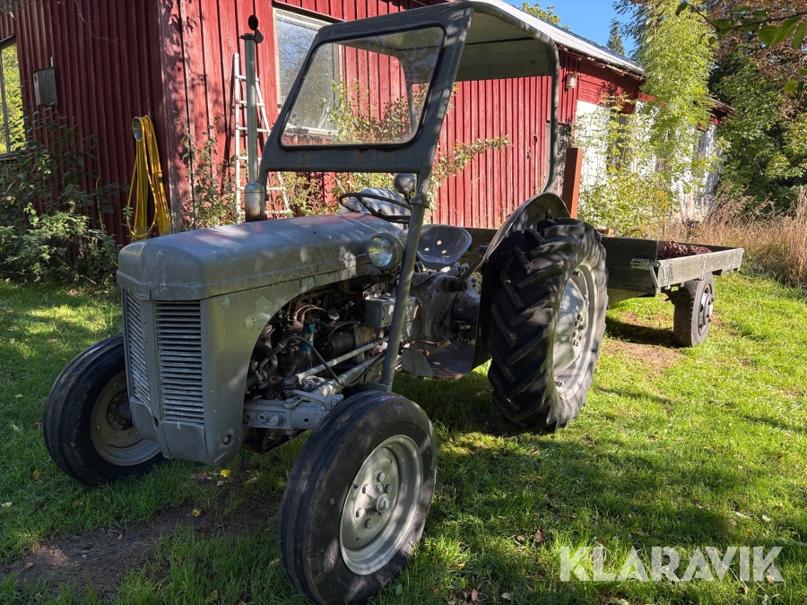 Veterantraktor Massey Ferguson TEA 20 med kärra