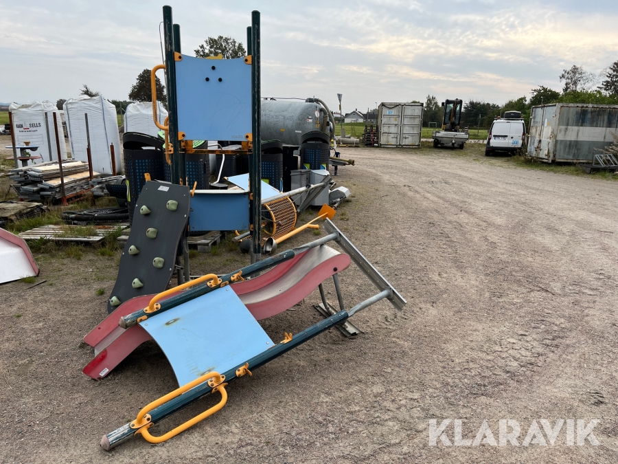 Lekutrustning med rutschkana Hags