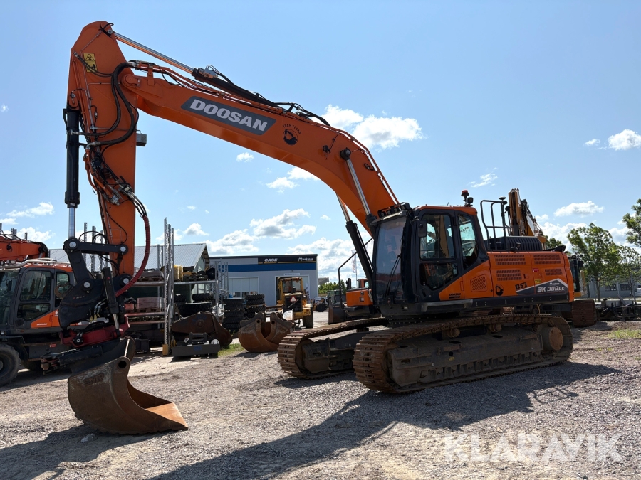 Grävmaskin Doosan DX300LC-7 med redskap