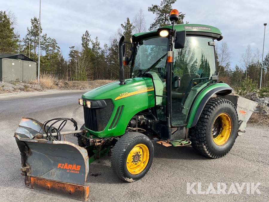 Traktor John Deere 3720 med vikplog och sandspridare