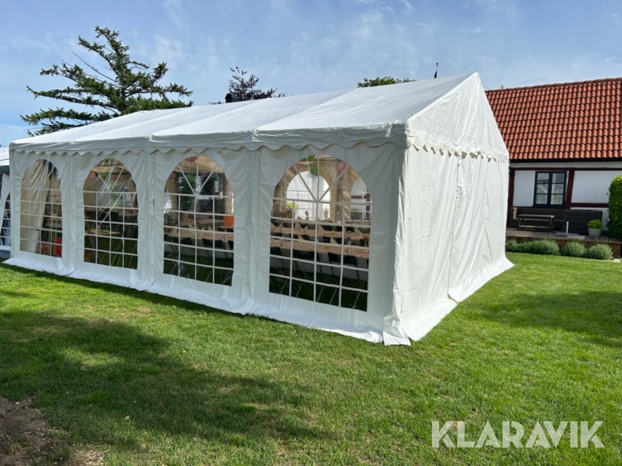 Tält med bord och stolar