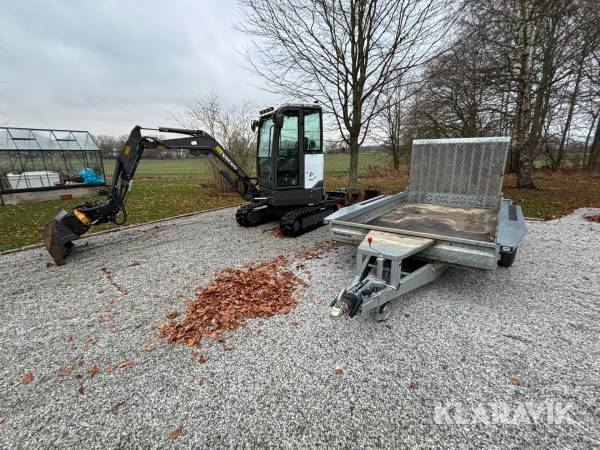 Grävmaskin Volvo ECR 25D med tiltrotator, redskap och släp