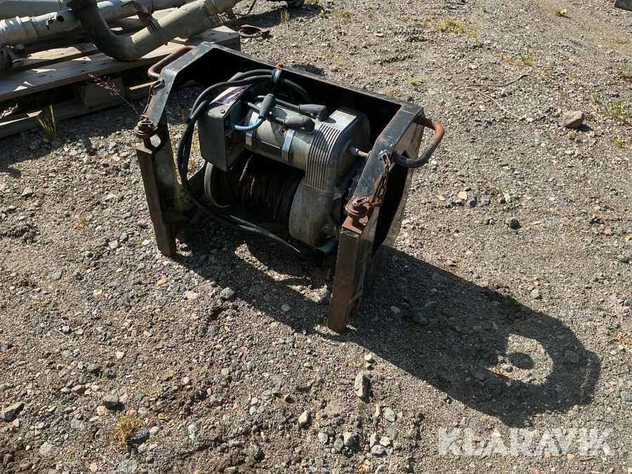 Vinsch Laxo 8274 Max last 3600kg suttit på Mercedes unimog