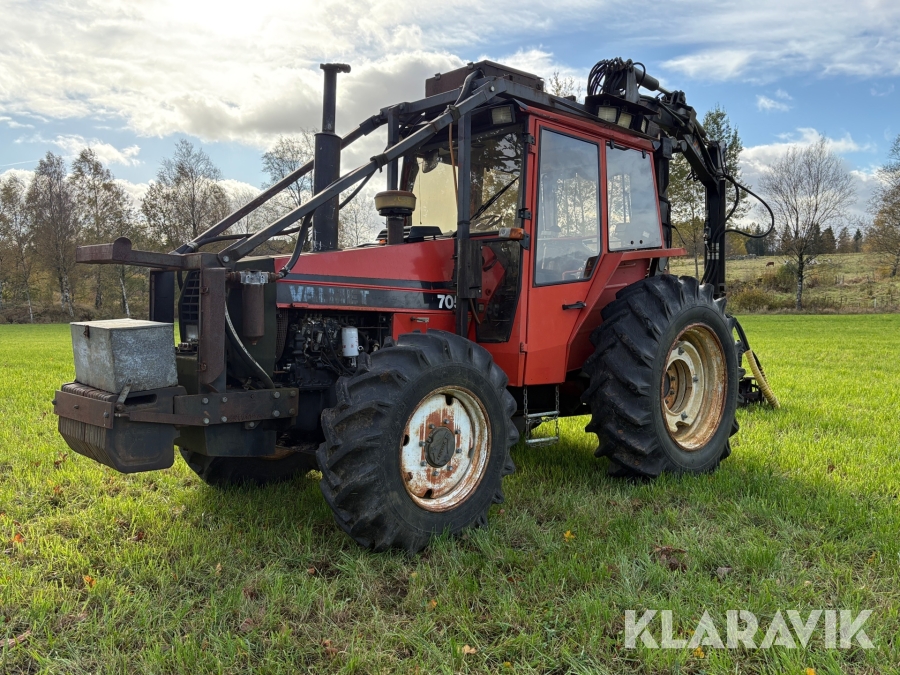 Traktor Valmet 705 med skördaraggregat