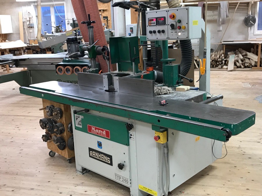 Bordsfräs med matarverk