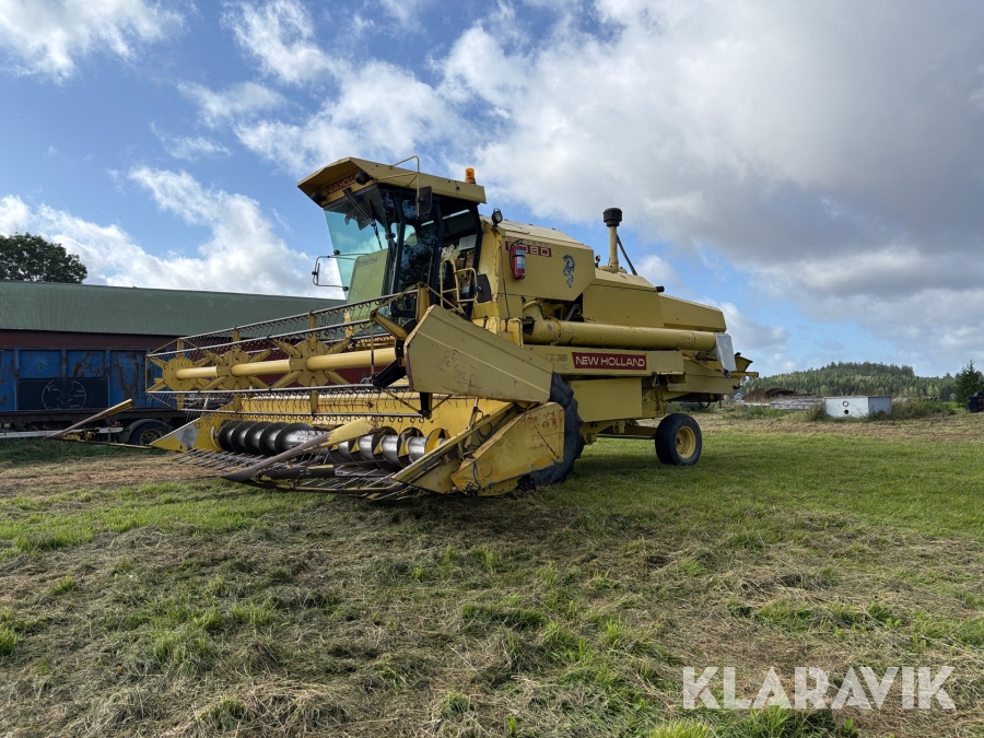Skördetröska Newholland 8080 med skärbordsvagn