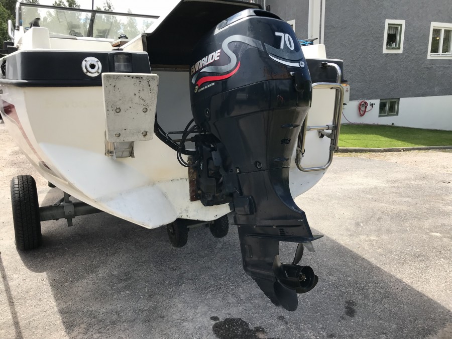 Klaravik Auktioner Båt med Evinrude 70 hk